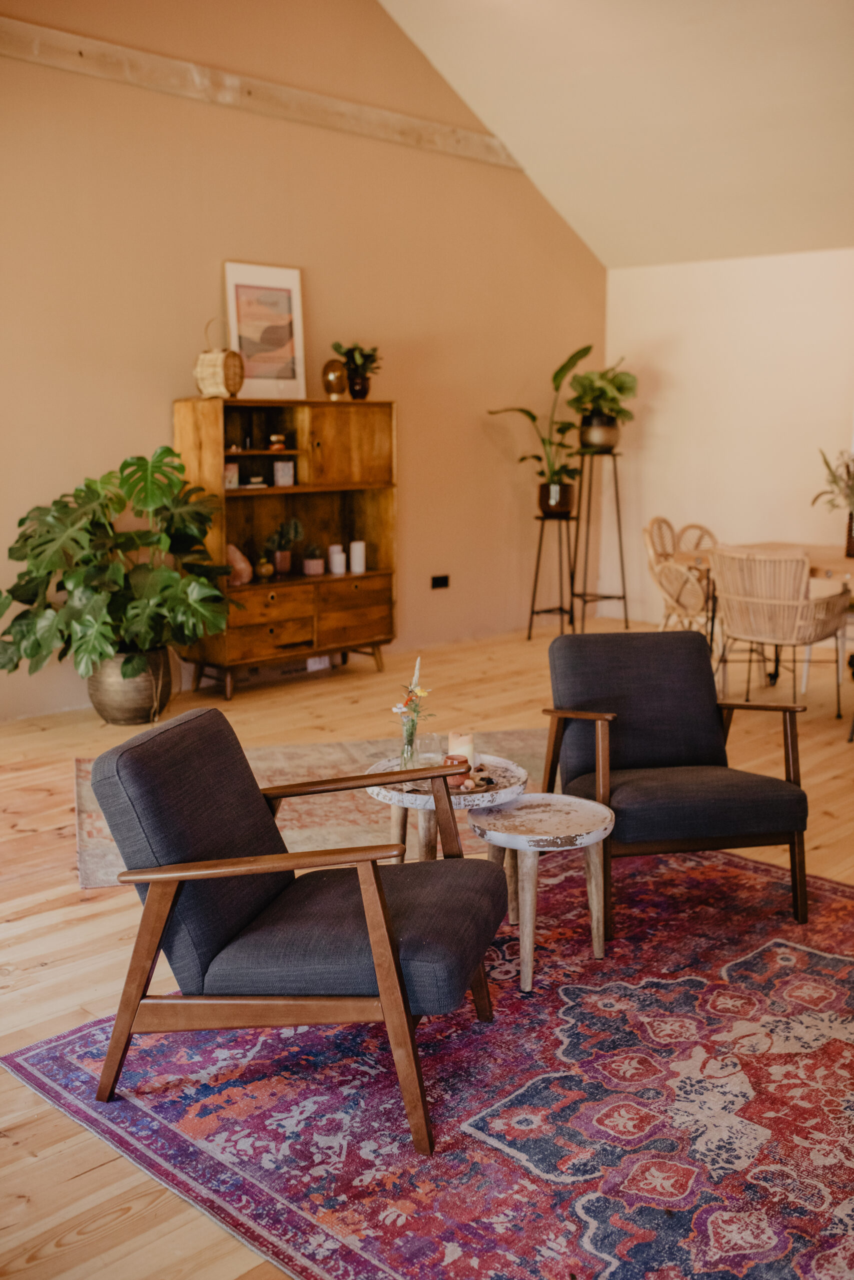 Zithoek met lounge stoelen en kleed in De Oase vergaderlocatie Veluwe